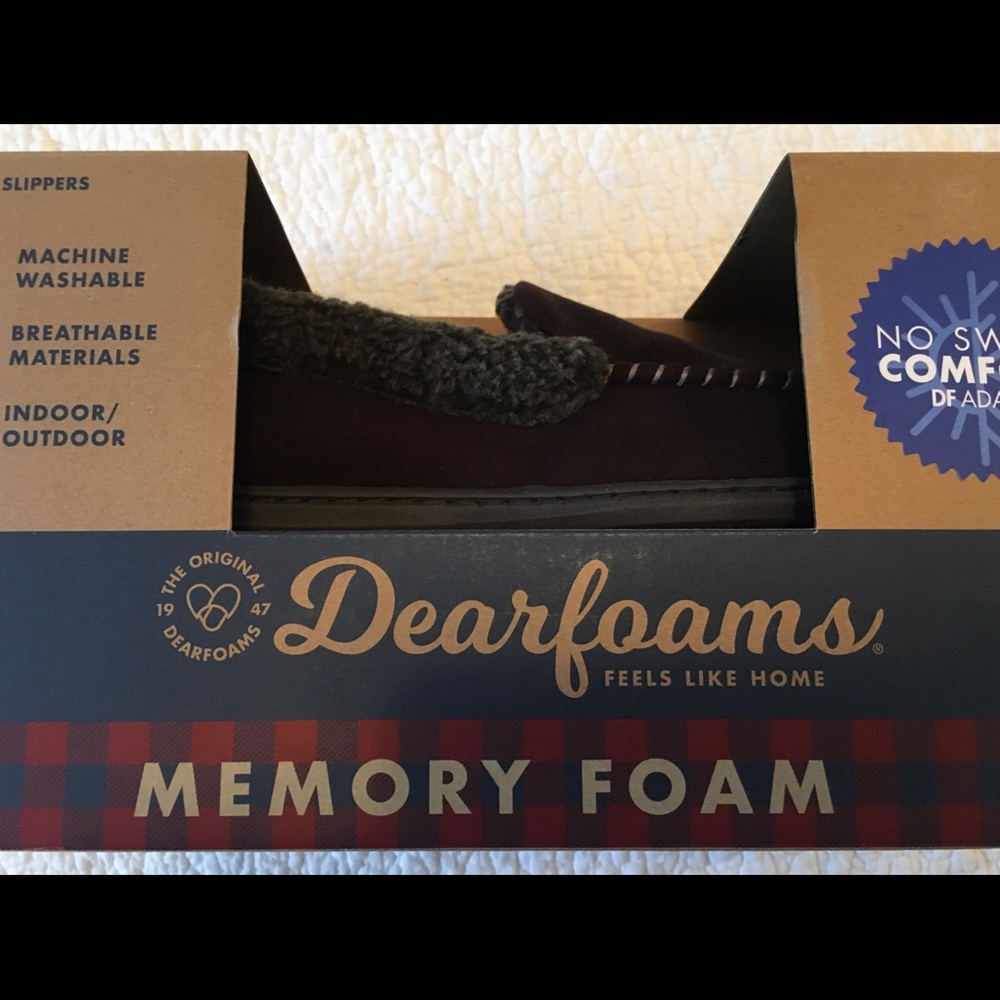 Brand new DEARFOAMS men’s slippers